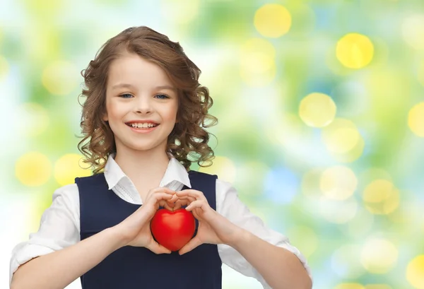 Uśmiechnięta dziewczynka z czerwonym sercem — Zdjęcie stockowe