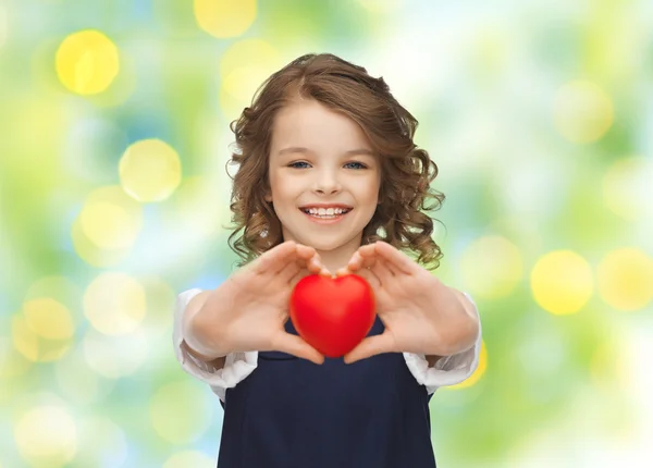 Leende liten flicka med rött hjärta — Stockfoto