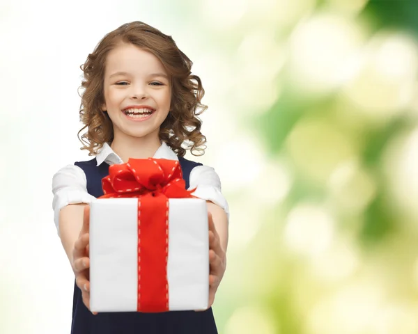 Menina sorridente feliz com caixa de presente — Fotografia de Stock