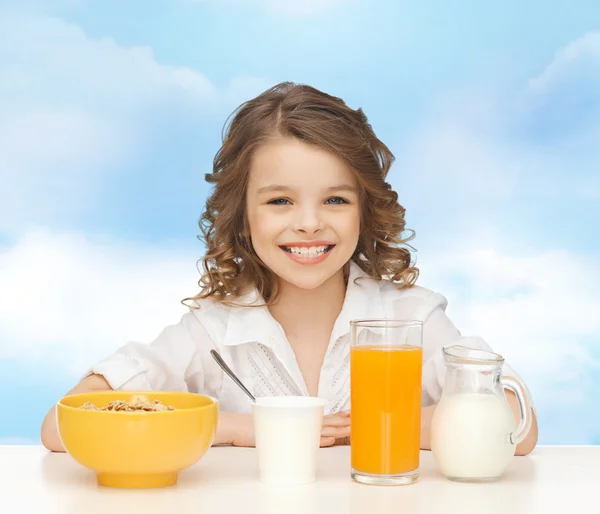Menina feliz comer café da manhã saudável — Fotografia de Stock