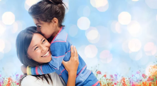 Happy mother and daughter hugging — Stock Photo, Image