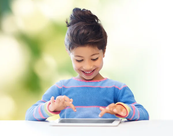 Menina feliz com tablet pc computador — Fotografia de Stock