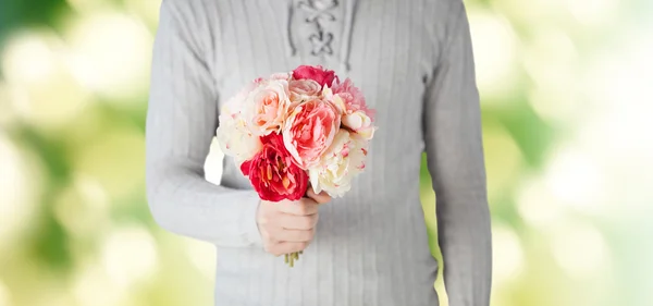 Close up de homem segurando flores — Fotografia de Stock