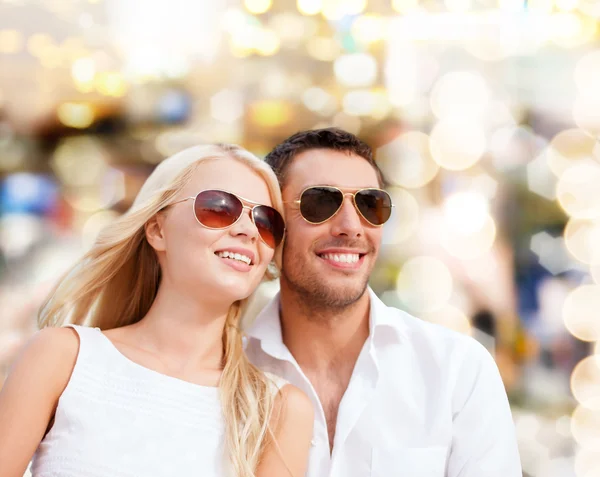 Lyckliga par i olika nyanser på ljus bakgrund — Stockfoto