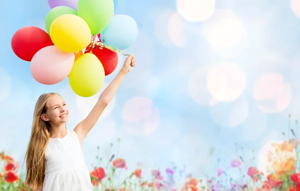 Glückliches Mädchen mit bunten Luftballons — Stockfoto