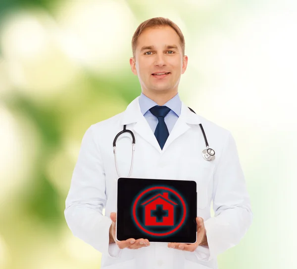 Sonriente médico varón con estetoscopio y tableta pc —  Fotos de Stock