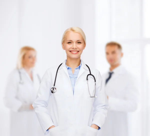 Medico sorridente femminile con stetoscopio — Foto Stock