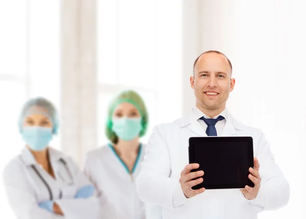 Sorridente médico masculino com tablet pc — Fotografia de Stock