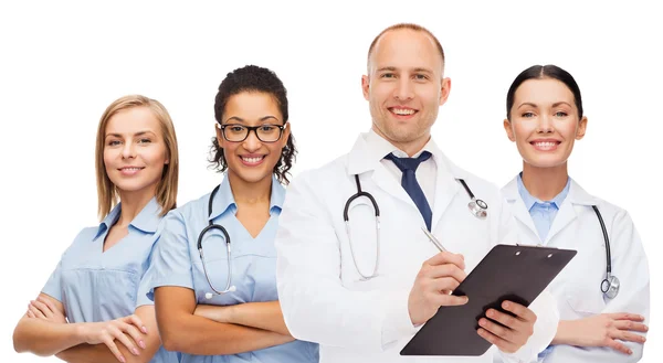 Группа улыбающихся врачей с планшетом — стоковое фото