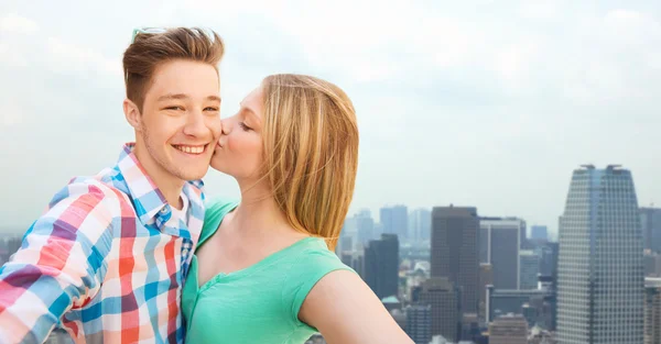 Šťastný pár při selfie nad městem pozadí — Stock fotografie