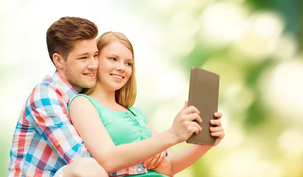 Casal com tablet pc tomando selfie sobre verde — Fotografia de Stock