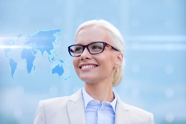 Joven mujer de negocios sonriente en gafas al aire libre — Foto de Stock