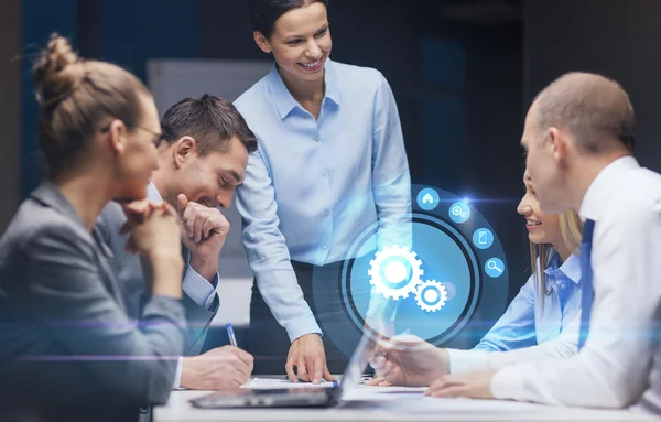 Lachende vrouwelijke baas spreken aan zakelijke team — Stockfoto