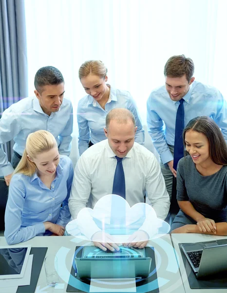 Lächelnde Geschäftsleute mit Laptop im Büro — Stockfoto