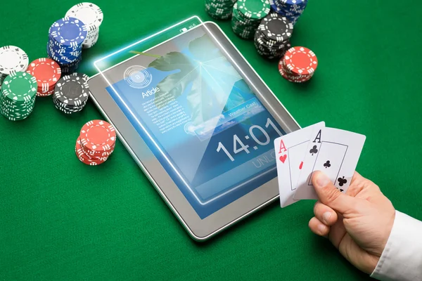 赌场扑克玩家卡片，平板电脑和芯片 — 图库照片