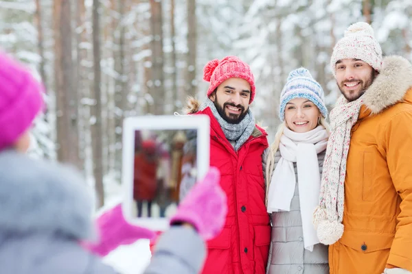Tablet pc kış orman ile gülümseyen arkadaşlar — Stok fotoğraf