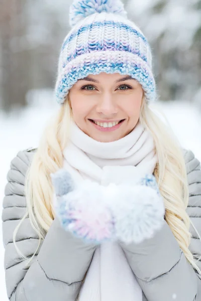 Sorrindo jovem mulher na floresta de inverno — Fotografia de Stock