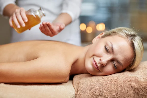 Close up de mulher deitada na mesa de massagem no spa — Fotografia de Stock