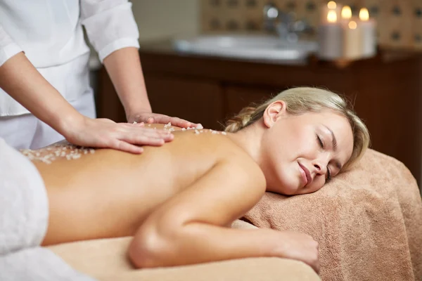 Gros plan de femme couché et ayant massage dans spa — Photo