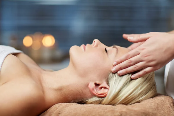 Primer plano de la mujer teniendo masaje facial en el spa — Foto de Stock