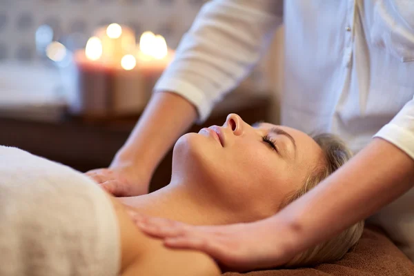 Close up de mulher deitada e tendo massagem no spa — Fotografia de Stock