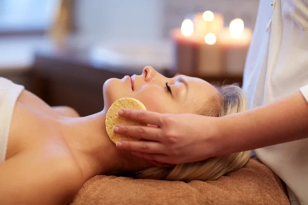 Primer plano de la mujer teniendo masaje facial en el spa —  Fotos de Stock