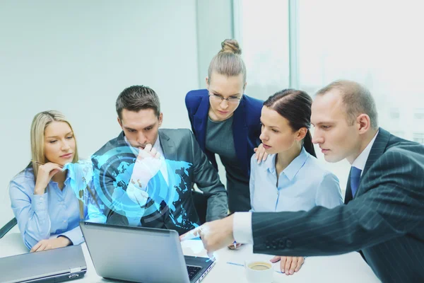 Üzleti csapat, miután megbeszélést laptop — Stock Fotó