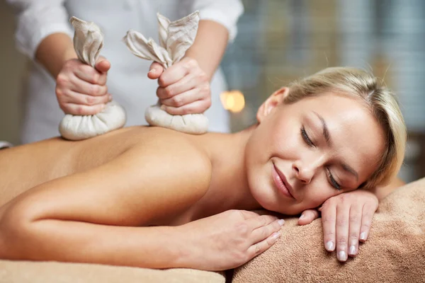 Närbild på kvinna ligga på massagebänk i spa — Stockfoto