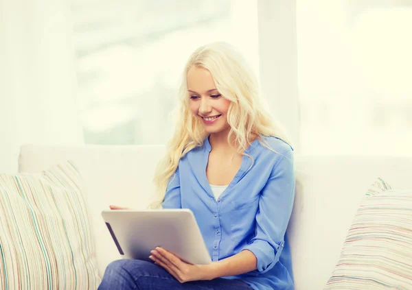 Lachende vrouw met tablet pc thuis pc — Stockfoto