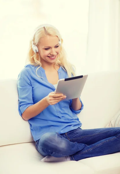 Frau mit Tablet-PC und Kopfhörer zu Hause — Stockfoto