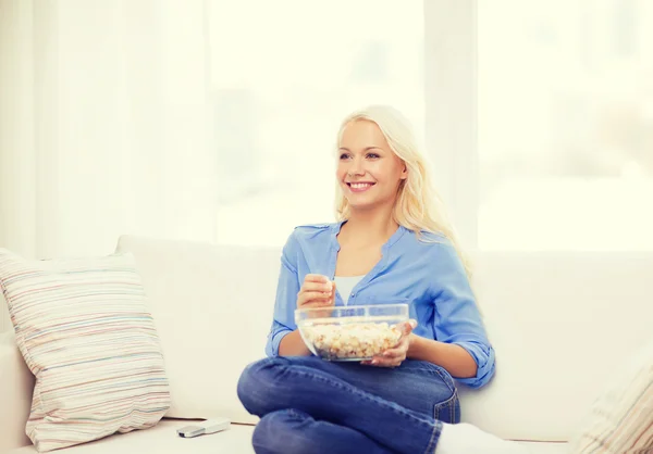 Jovem com pipocas pronto para assistir filme Imagem De Stock