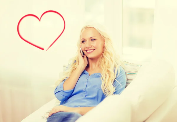 Mujer sonriente con smartphone en casa — Foto de Stock