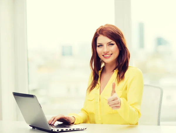 Studente sorridente con computer portatile a scuola — Foto Stock