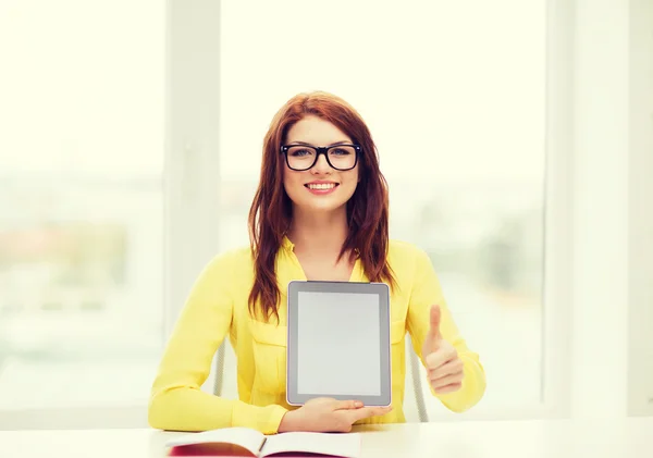 Usměvavá studentka v eyelgasses s tablet pc — Stock fotografie