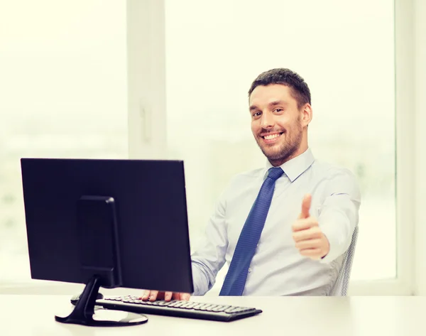Sonriente hombre de negocios o estudiante con computadora —  Fotos de Stock