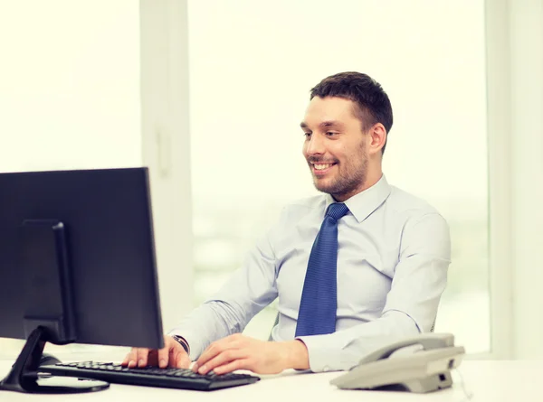 Sonriente hombre de negocios o estudiante con computadora — Foto de Stock