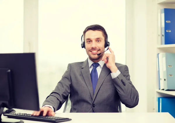 Operador de linha de apoio com fones de ouvido e computador — Fotografia de Stock