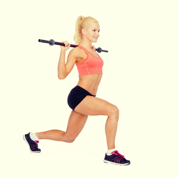 Mujer deportiva sonriente haciendo ejercicio con barbell —  Fotos de Stock