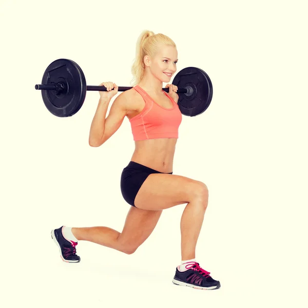 Mujer deportiva sonriente haciendo ejercicio con barbell — Foto de Stock