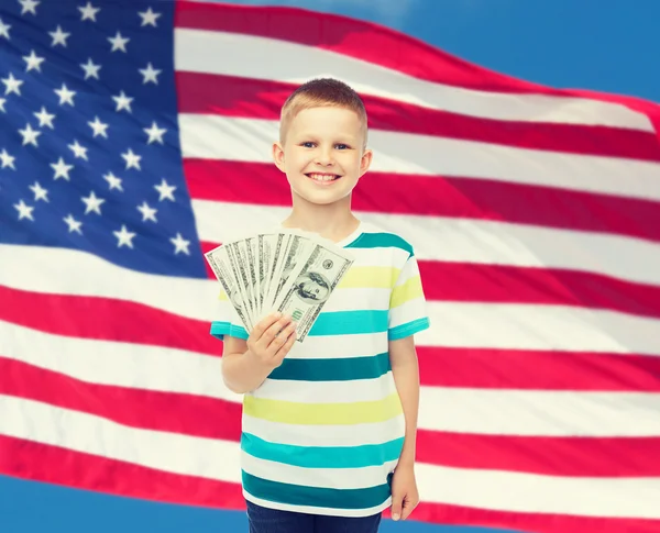 Lächelnder Junge mit Dollar-Bargeld in der Hand — Stockfoto