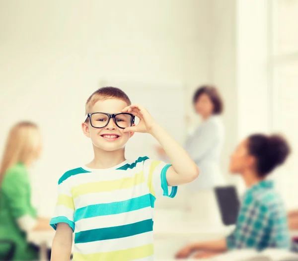 Mosolygós kisfiú a szemüvegek — Stock Fotó