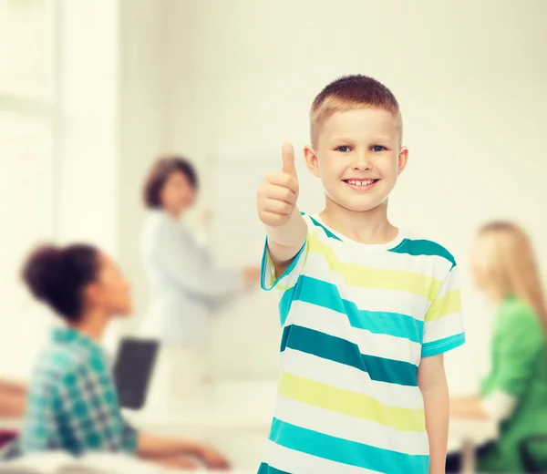 Kleiner Junge in lässiger Kleidung mit verschränkten Armen — Stockfoto