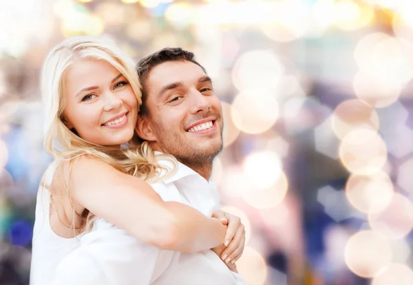 Feliz casal se divertindo sobre luzes de fundo — Fotografia de Stock