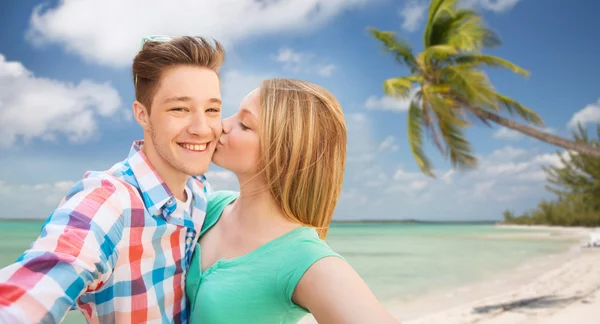 Feliz pareja tomando selfie en tropical playa —  Fotos de Stock