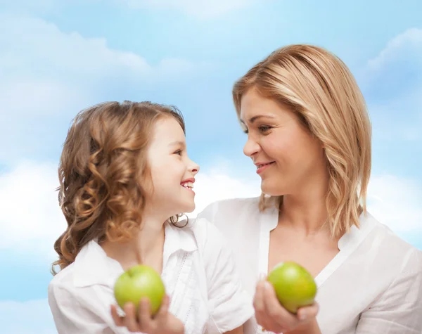 Mãe feliz e filha com maçãs verdes — Fotografia de Stock