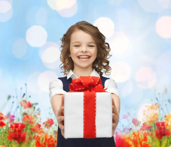 Menina sorridente feliz com caixa de presente — Fotografia de Stock