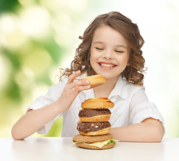 Menina sorridente feliz com junk food — Fotografia de Stock