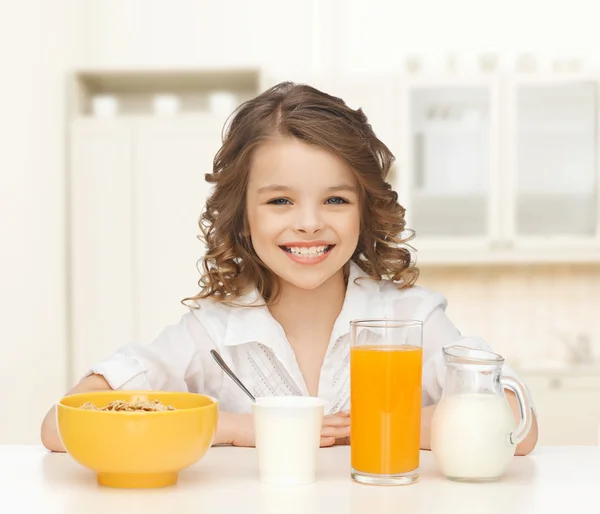 Счастливая девушка ест здоровый завтрак — стоковое фото
