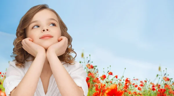 Bella ragazza seduta a tavola e guardando in alto — Foto Stock