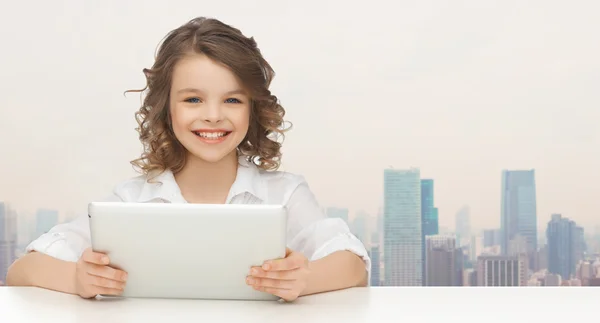 タブレット pc コンピューターと幸せな笑顔の女の子 — ストック写真